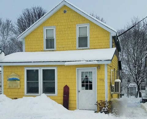 Quiet neighborhood close to downtown 