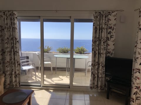 French door to terrasse.