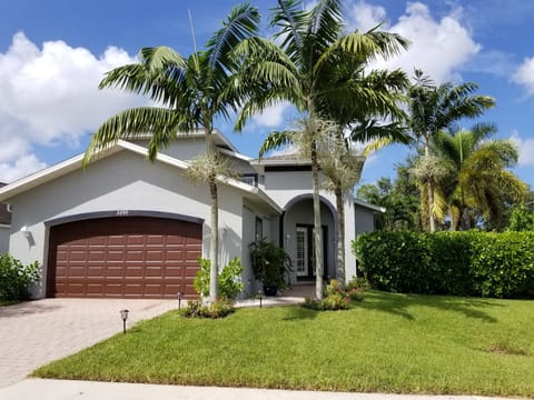 Welcome to this lovely 3/2.5 single family home on corner lot with pool/hot tub!