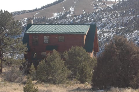 Back view of Mountain Manor looking south in winter - 360º views!