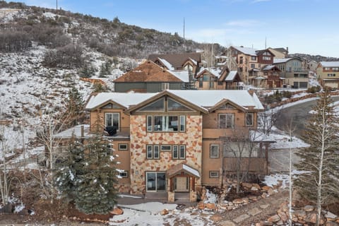 Seven bedroom home located just minutes from Canyons, Park City and Deer Valley