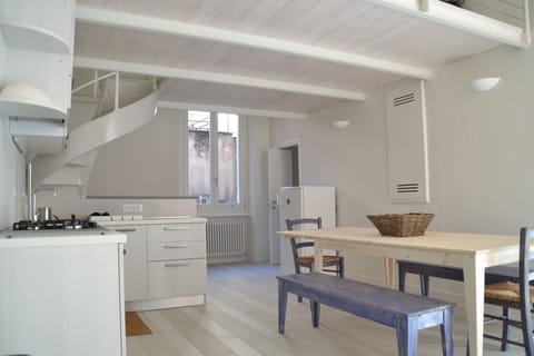 Open plan kitchen, dining table seating 6-8