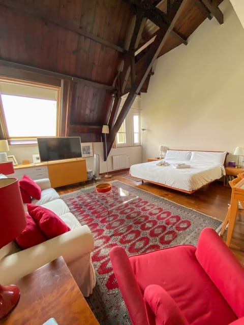 City centre Studio Loft - Large bed.