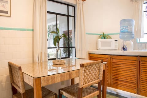 View to terrace from kitchen/ Vista de terraza desde la cocina.