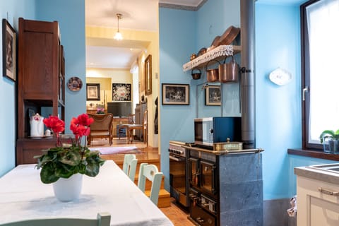 Cucina: forno elettrico, forno microonde, fornello a gas.