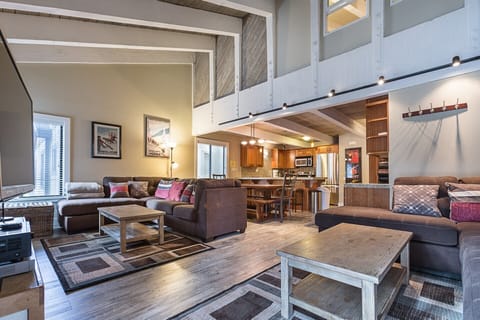 Other view of the main level.