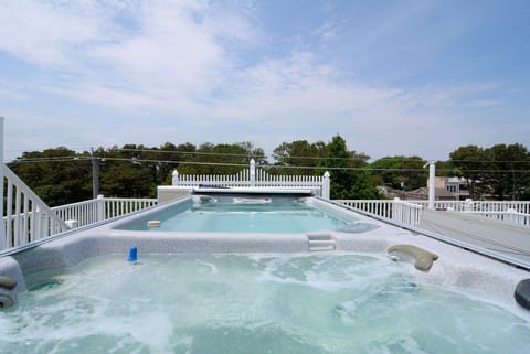 Roof top HEATED SALTWATER POOL and HOT TUB SPA with OCEAN VIEWS!