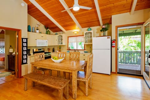 Kitchen/Dining Room, extra seating for 8