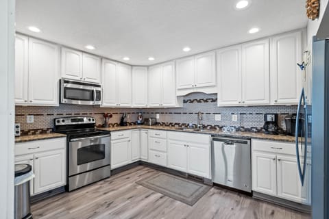 Fully stocked kitchen, upgrade appliances