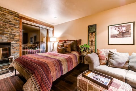 Remodeled studio with full kitchen, 1 block to Main St.
