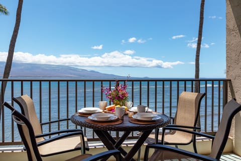 Dining on the Lanai with a view!