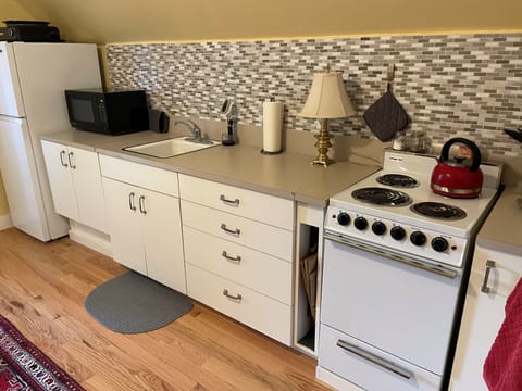 Fully furnished kitchenette with
fridge, microwave, oven, Keurig