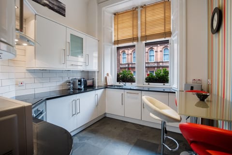 Kitchen: large, modern kitchen space with breakfast bar