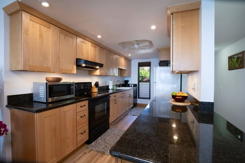 Lauloa 204 Kitchen