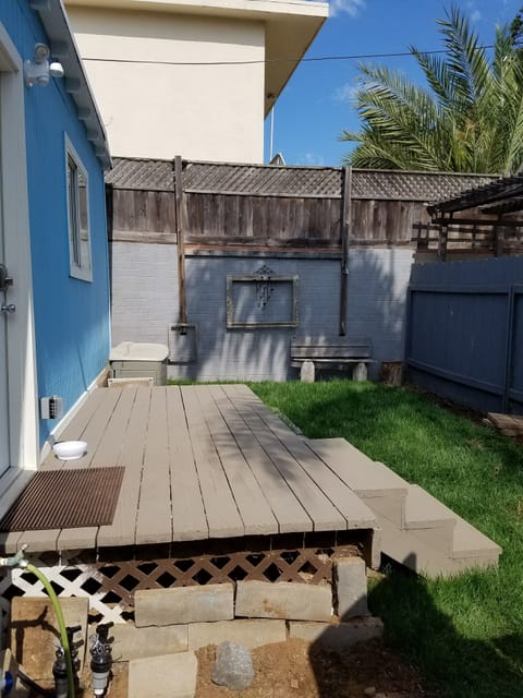 Front deck and small back yard
