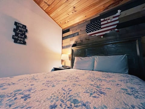 Come relax in the comfortable bed and watch some TV after a day of adventure.