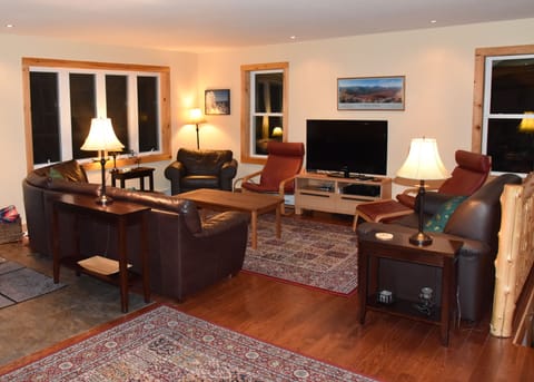 Plenty of room to gather after a day skiing, hiking, or shopping. Seating for 10