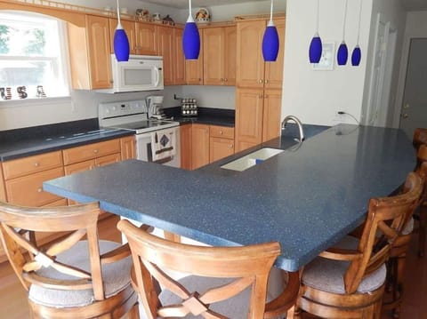 Fully stocked kitchen. Six places at the bar and lots of space for food prep and fellowship.