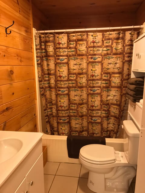 Full Bath with Tub/Shower Combo. Plenty of Towels for your group!