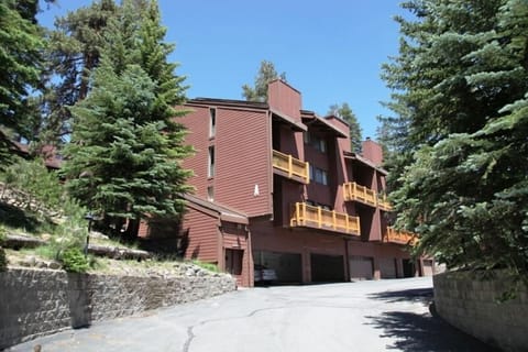 Mammoth Lodging | Mammoth Ski & Racquet Club #4