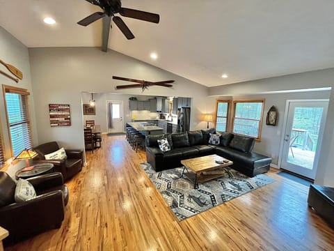 Spacious open kitchen & family room that are perfect for relaxing/entertaining!