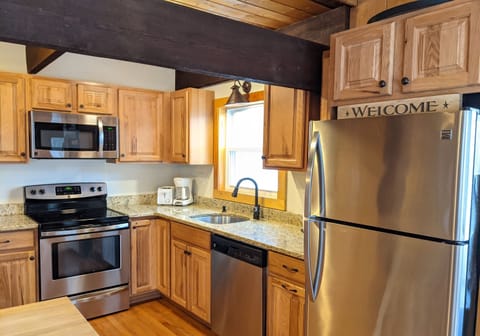 Fully equipped kitchen with dishasher