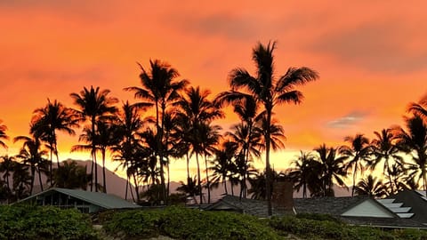 Looking toward the Ko'olau Range at sunset
