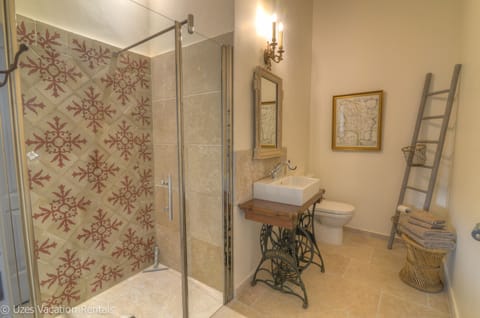 Guest bathroom - Shower - Sink - Toilet