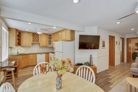 Newly redecorated kitchen! Counter top, backsplash, appliances & ceiling fans.
