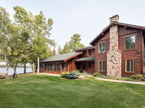 A view of the entry to the cabin as well as the proximity to the shoreline.
