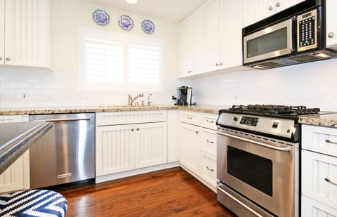All the necessities in one spot. Microwave, oven, stove and dishwasher.