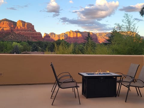 Amazing red rock views from the 30'x30' upstairs dining balcony 