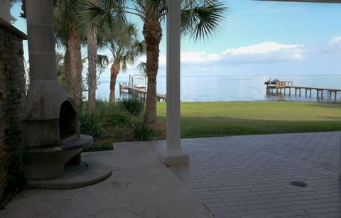 next to the dining room, a lovely outdoor sitting area.