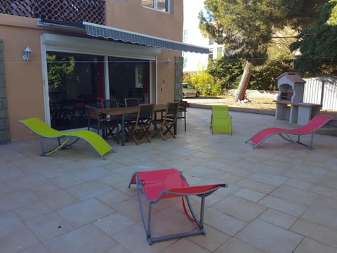 The living opens onto a terrace through a window bay