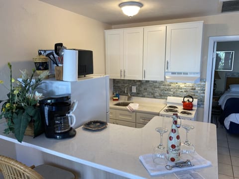 ALL NEW QUARTZ  BAR KITCHEN & APPLIANCES.... GUESTS LOVE JUST HANGING OUT HERE