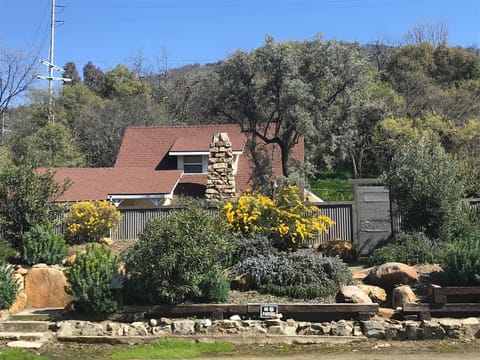 Springtime at Maile’s Cottage in Three Rivers - Gateway to Sequoia National Park