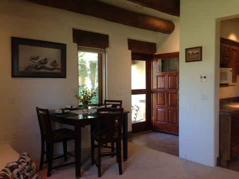 table and chairs seat 4