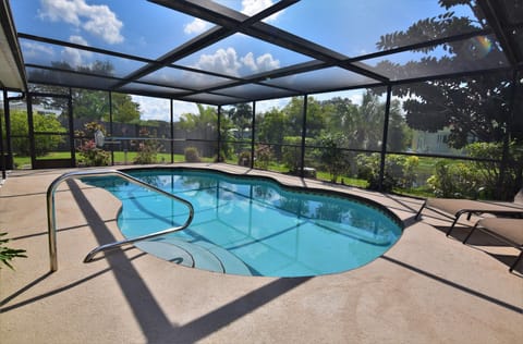 Heated pool to 84-86F hav a spectacular view on the lake with a lot of wild life