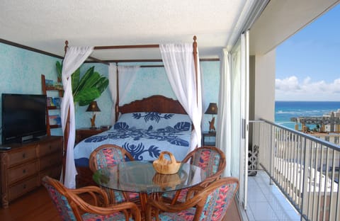 Gorgeous ocean view. Canopy King bed.