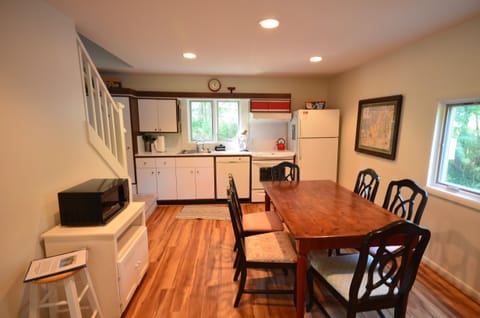 Kitchen & dining area