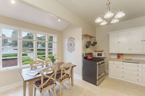 Fully Equipped Kitchen with Dining Nook