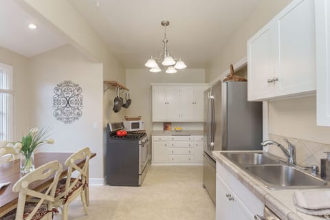 Fully Equipped Kitchen with Dining Nook
