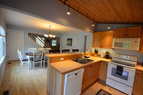 Full kitchen with dishwasher - Full kitchen with dishwasher