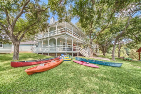 Jump in the wonderful Guadalupe with your direct river access! There are also 2 kayaks and 2 canoes for your use! There are no life jackets provided, so be sure to bring a couple with you.