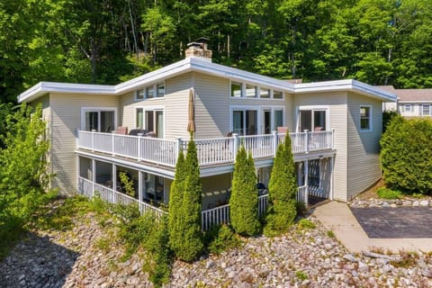 Exterior of Happy Days Condo (Upper Level Condo)