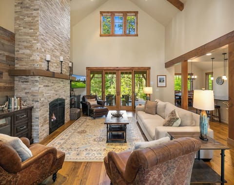 Three Sisters Lodge. - Beautifully appointed great room with views of the golf course!