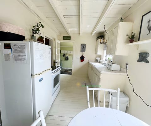 Small dining area of the kitchen - Small dining area off the kitchen.
