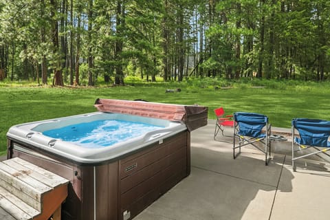 Tamarack Lodge. - Private hot tub!