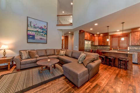 Suncadia Trail - All Seasons Vacation Rentals - Large Great room with an oversized sectional couch!
