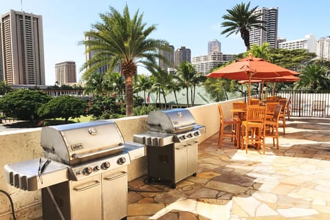 Luana Waikiki BBQ Area